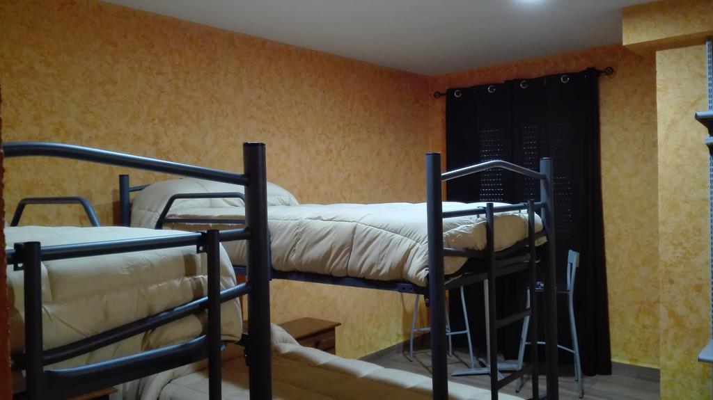 Hotel Hostal La Aldaba Montearagon Esterno foto