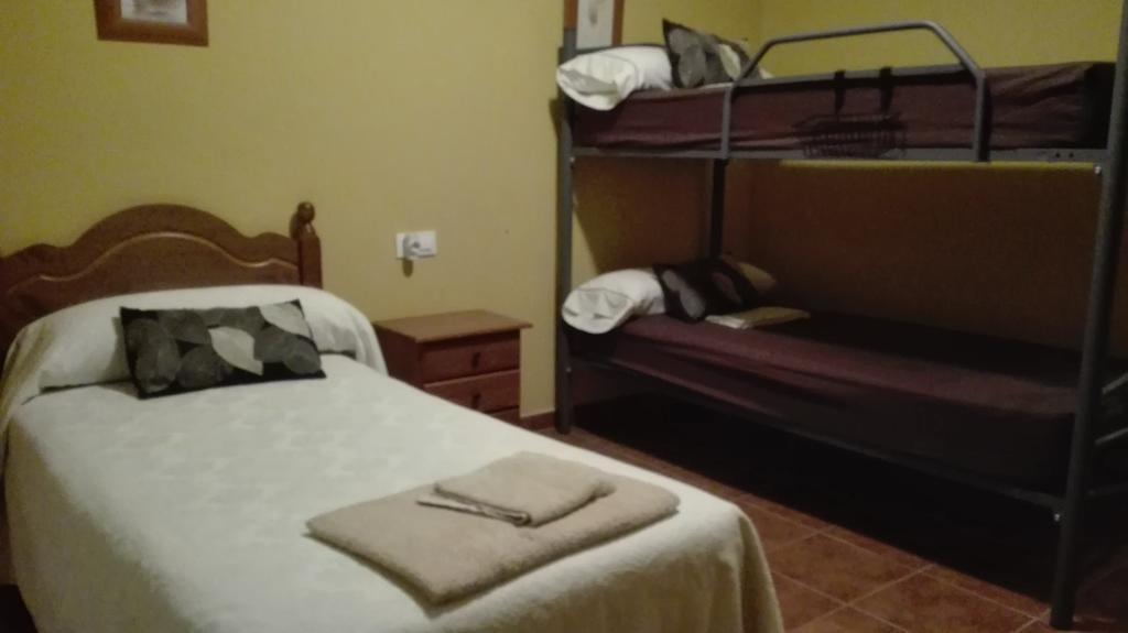 Hotel Hostal La Aldaba Montearagon Esterno foto