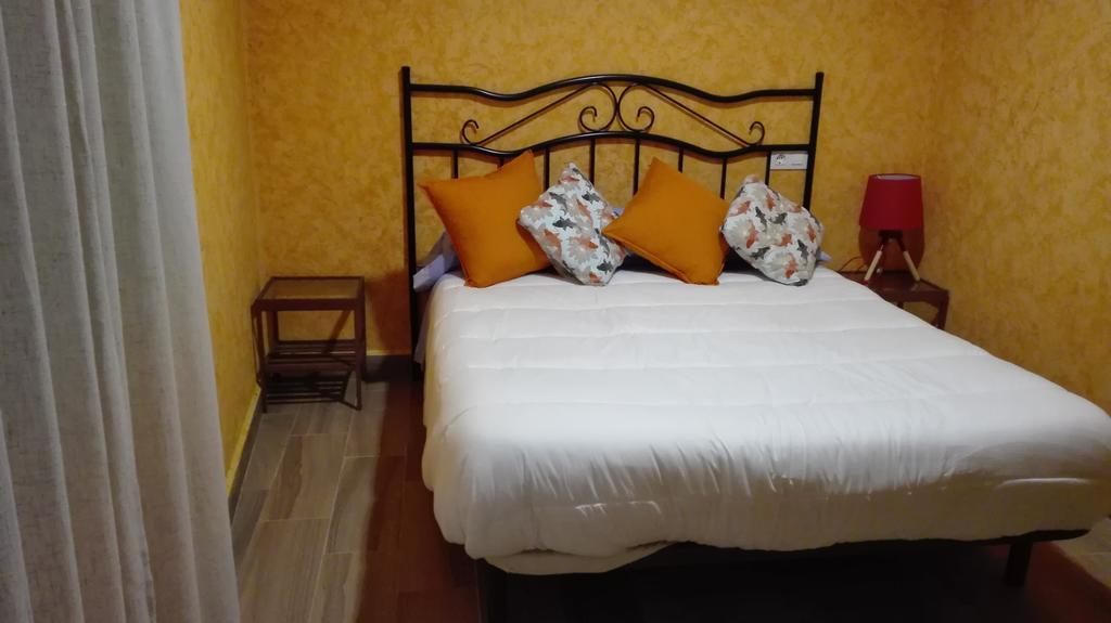 Hotel Hostal La Aldaba Montearagon Esterno foto
