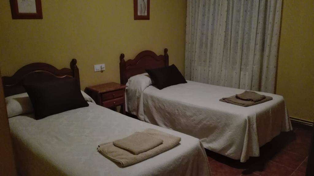 Hotel Hostal La Aldaba Montearagon Esterno foto