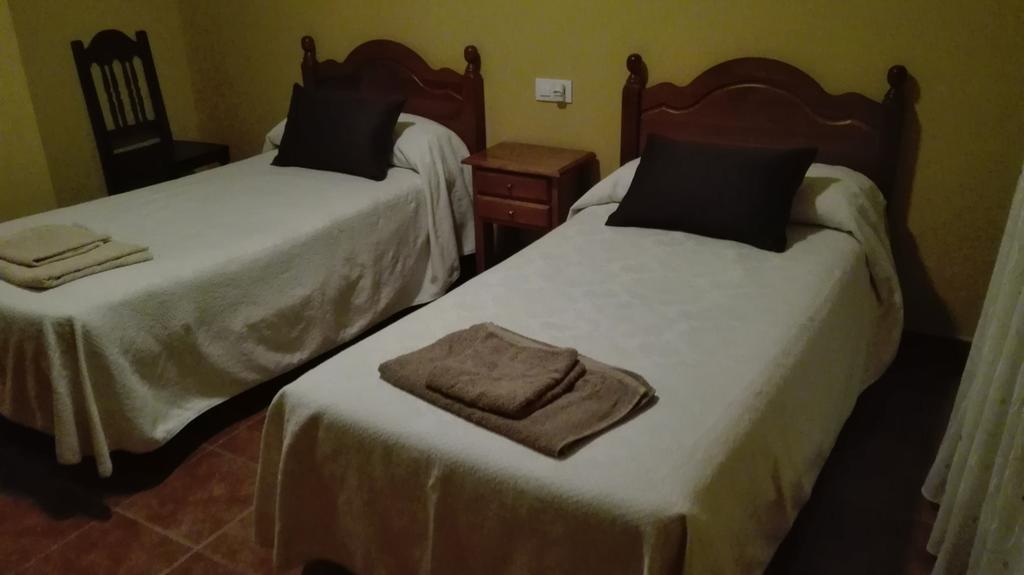 Hotel Hostal La Aldaba Montearagon Esterno foto