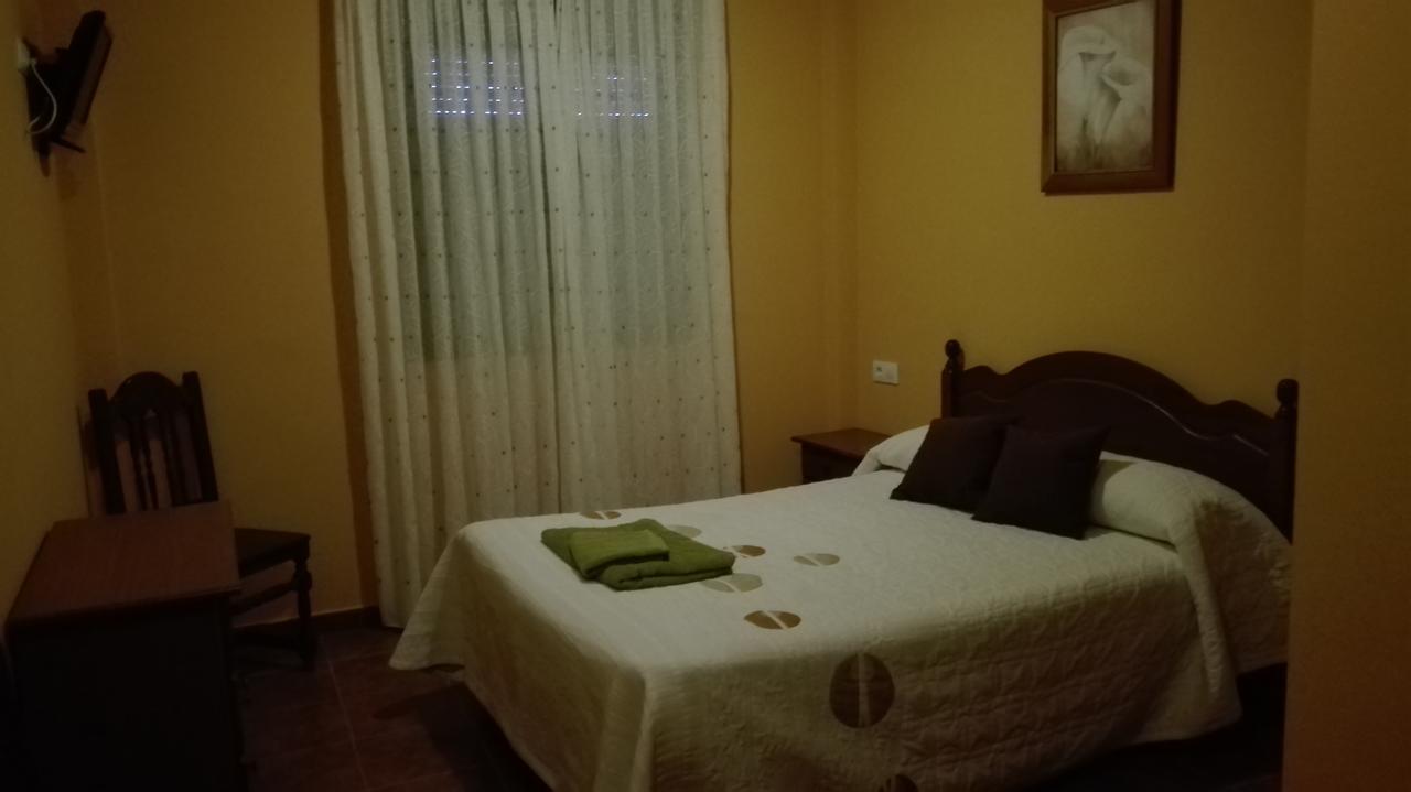 Hotel Hostal La Aldaba Montearagon Esterno foto