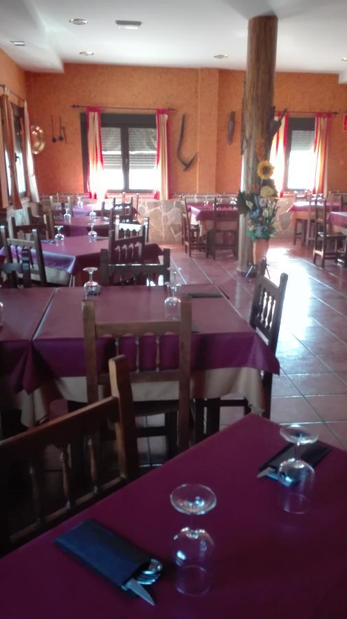 Hotel Hostal La Aldaba Montearagon Esterno foto
