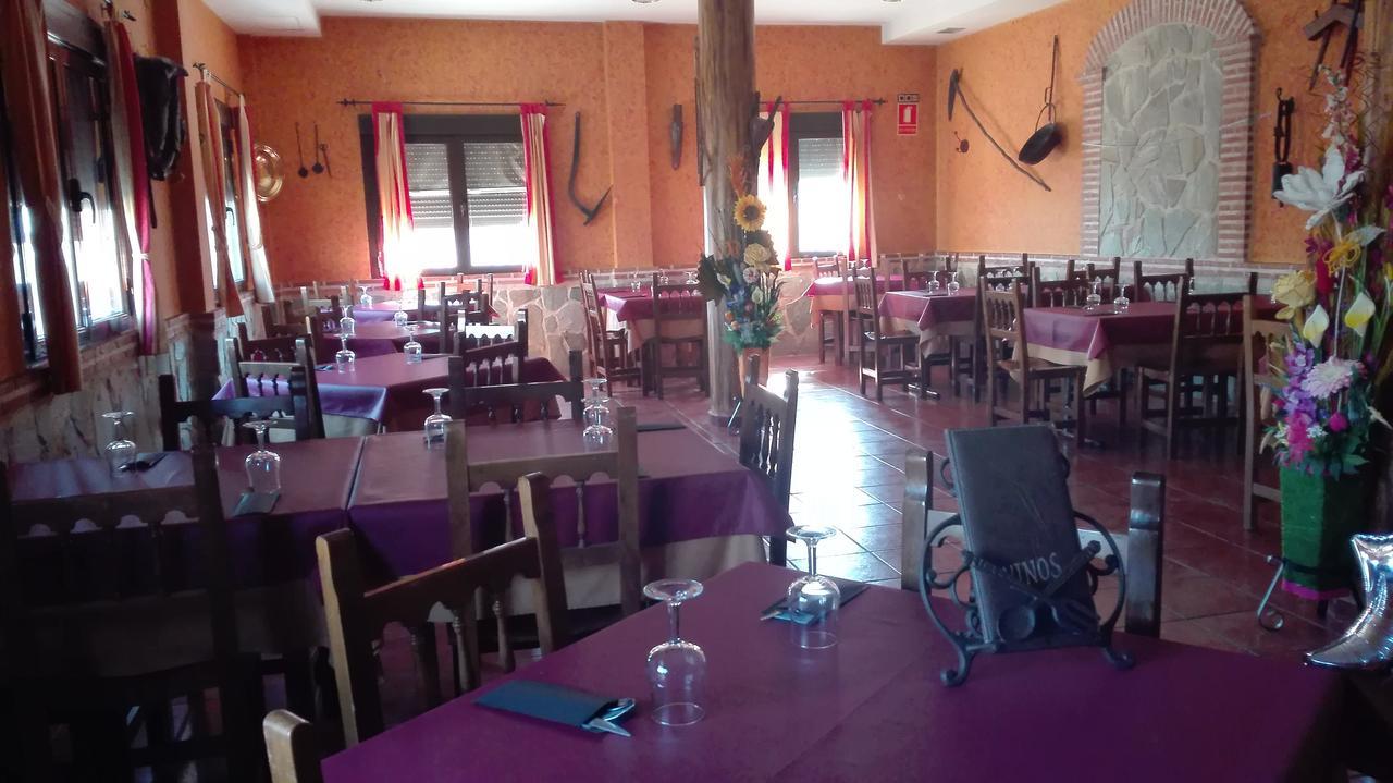 Hotel Hostal La Aldaba Montearagon Esterno foto